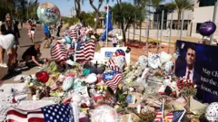Pessoas se reúnem em um memorial improvisado para Charlie Kirk em frente à sede da organização Turning Point USA em Phoenix, no Estado americano do Arizona