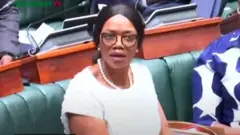 Minisitiri Sylvia Masebo yatunguwe ubwo umudepite yinubiraga ikanzu ye