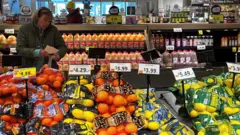 Seção de frutas de um supermercado nos Estados Unidos.