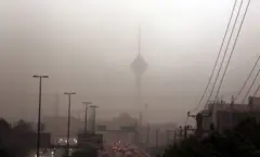 ۶ ژوئن ۲۰۱۴ رانندگان با چراغ‌های روشن در یکی از بزرگراه‌های تهران، پایتخت ایران رانندگی می‌کنند در حالی که هوای بد، این شهر را در برگرفته است. اوایل همان هفته، طوفان گرد و غبار باعث آشفتگی در سراسر تهران شد؛ طوفانی که با وزش بادهای شدید، گرد و غبار بیابانی را بر فراز شهر آورد و باعث سقوط درختان و خطوط برق شد.