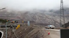 Toprak altında kalan işçileri arama çalışmaları