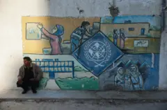 مبنى يعود لوكالة أونروا في مخيم النصيرات للاجئين الفلسطينيين في وسط قطاع غزة في 29 أكتوبر/تشرين الأول 2024
