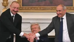 Президент Азербайджана Ильхам Алиев и премьер-министр Армении Никол Пашинян на встрече с президентом США Дональдом Трампом 8 августа в Вашингтоне