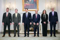 советник Госдепартамента Майкл Нидхэм, спецпосланник США в ООН Майк Уолтц, Госсекретарь Марко Рубио, посол США в Ливане Мишель Исса, посол Ливана в США Нада Хамаде Моавад и посол Израиля в США Йехиэль Лейтер