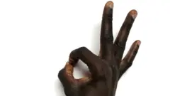 Hand wey do di OK sign