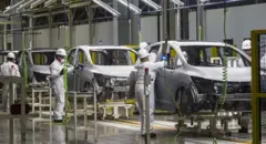 Trabalhadores em fábrica de carro