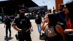 Abapolisi bariko babwira abari ku rugendo ku gituro ca gari ya Moshi ca Atosha i Madrid ko hugaye kubera amatara yacitse 