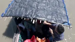 Abaganga bakoresha uburyo bubayabaye, nk’ubwato buto, bajanamwo imiti, i Assam.