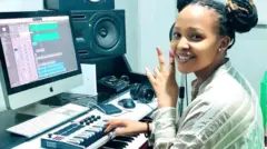 Chrisy Neat ari gutunganya muzika mu nzu ya muzika yitwa Ibisumizi i Kigali mu Rwanda