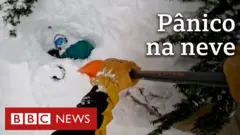 Esquiador cava para retirar homem da neve