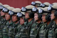 Militares em fila olhando para frente
