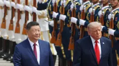 北京人民大會堂前特朗普(右)與習近平(左)檢閱解放軍儀仗隊(14/5/2026)