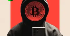 क्रिप्टो फ़्रॉड की एक काल्पनिक तस्वीर जिसमें एक हुडी पहने हुए व्यक्ति के चेहरे की जगह बिटकॉइन है और उसके हाथ में फ़ोन 