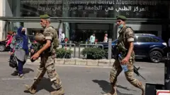 Askariga aan darajo lahayn ee milatariga Lubnaan ayaa mushaarkiisa waxaa lagu qiyaasay 1.2m oo giniga lubnaan ah bilwalba taas oo u dhiganta $800 (£574)