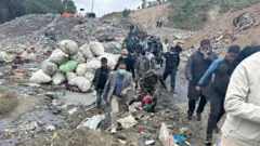 बन्चरेडाँडाको भ्रमण गर्दै मन्त्री कुलमान घिसिड