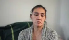 Mulher olhando para o lado