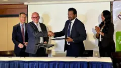 Hoji Gaggeessaa Olaanaa dhaabbata 'Sunbird' Baayo-inarjii Afrikaa Richaard Beenet (bitaa) fi Hoji Gaggeessaa Olaanaan Korporeeshinii Albuudaa Itoophiyaa Obbo Tewodiroos Getaachoo (mirga), Finfinnee (Onkoloolessa 24, 2025)