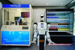Un robot humanoide en una tienda en la que se venden refrescos