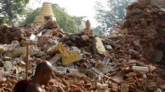 راهب بوذي يمشي بجوار معبد منهار في ماندالاي
