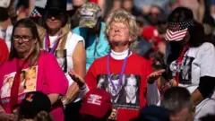 Wafuasi wa Trump wakisali katika hafla ya Republican.