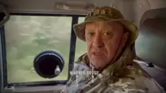Prigozhin de roupas clamufadas dentro de carro