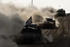 تحركات عسكرية للدبابات وناقلات الجند المدرعة والمركبات العسكرية التابعة للجيش الإسرائيلي على الحدود الشمالية لغزة