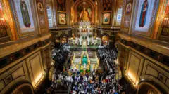 Верници унутар православне цркве у Москви