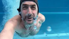 مراسل بي بي سي يسبح