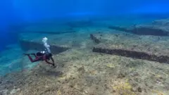 Buzo explora la 'Atlántida de Japón'.