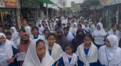 শিক্ষকের পদত্যাগ চেয়ে শিক্ষার্থীদের বিক্ষোভ