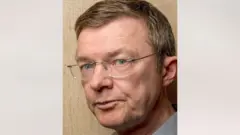 Arne Bye. E get light hair and blue eyes, and e use glasses