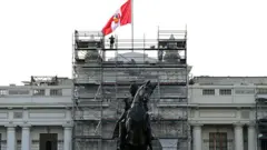 Fachada en obras de la sede del Congreso de Perú y el monumento ecuestre a su frente.