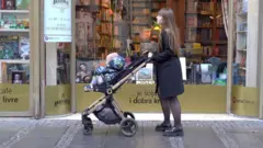 zena sa decijim kolicima, beograd