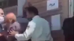 صحنه برخورد یک مامور پلیس با افراد سالمند متقاضی واکسن