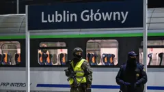 Funkcjonariusze Straży Ochrony Kolei i Wojsk Obrony Terytorialnej patrolują główny dworzec kolejowy w Lublinie, we wschodniej Polsce, 19 listopada 2025 roku. Zwiększone patrole na liniach kolejowych we wschodniej Polsce są następstwem dwóch aktów sabotażu na trasie Warszawa–Lublin.