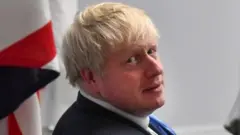 బ్రిటన్ జెండా, పక్కన బోరిస్ జాన్సన్
