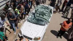 ガザ地区南部アルマワシでイスラエル軍に攻撃された車