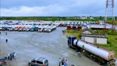 Àwọn táńkà tó fẹ́ gbé epo tí wan tò kalẹ̀ 