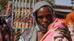 Mwanamke na mtoto katika kambi ya wakimbizi ya Zamzam, karibu na El Fasher huko Darfur Kaskazini, Sudan