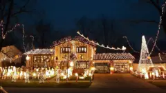 Una casa en Illinois decorada de Navidad 