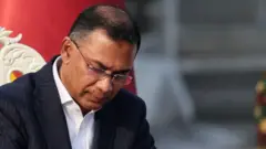 शपथपत्रमा हस्ताक्षर गर्दै बाङ्ग्लादेशका नयाँ प्रधानमन्त्री तारिक रहमान