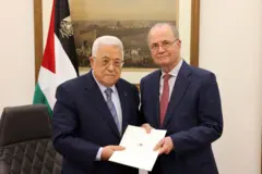 الرئيس الفلسطيني محمود عباس ورئيس الوزراء الجديد محمد مصطفى