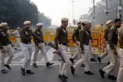 दिल्ली में कार धमाके बाद सुरक्षाकर्मी