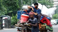 আয় নেই ঢাকা ছাড়ছে মানুষ