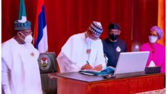 Buhari signs 2022 budget: Muhammadu Buhari worry for Nigeria budget e sign New Year's eve