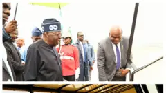 Onyeisiala Naịjirịa Bola Tinubu oge ọ na-aba ụgbọelu ọhụrụ ahụ