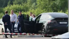 Терговчилар Одинцовода Старовойтнинг хусусий Тесла Х машинасида текширувларни ўтказишмоқда. 