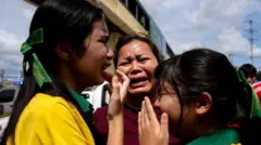 Para murid dan guru Sekolah Debsirin Nonthaburi menangis setelah peristiwa penembakan di sekolah tersebut, Jumat (07/08).