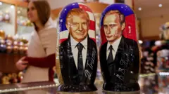 Матрешки с изображениями Дональда Трампа и Владимира Путина