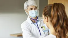 Mujer tratando un paciente